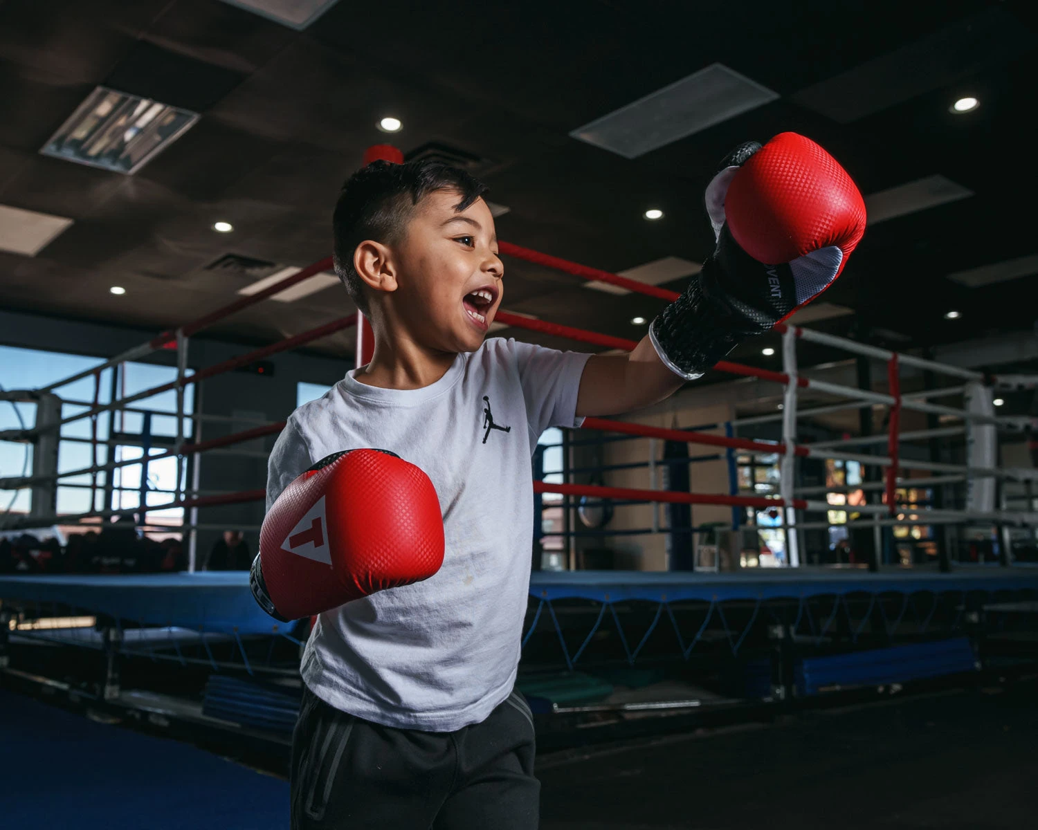 TITLE Boxing Aerovent Youth Gloves 4 TITLE Boxing Aerovent Youth Gloves - Image 2